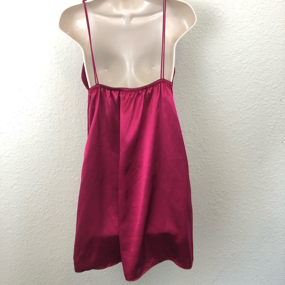 Cinema Red silky night gown - Picture 8 of 8
